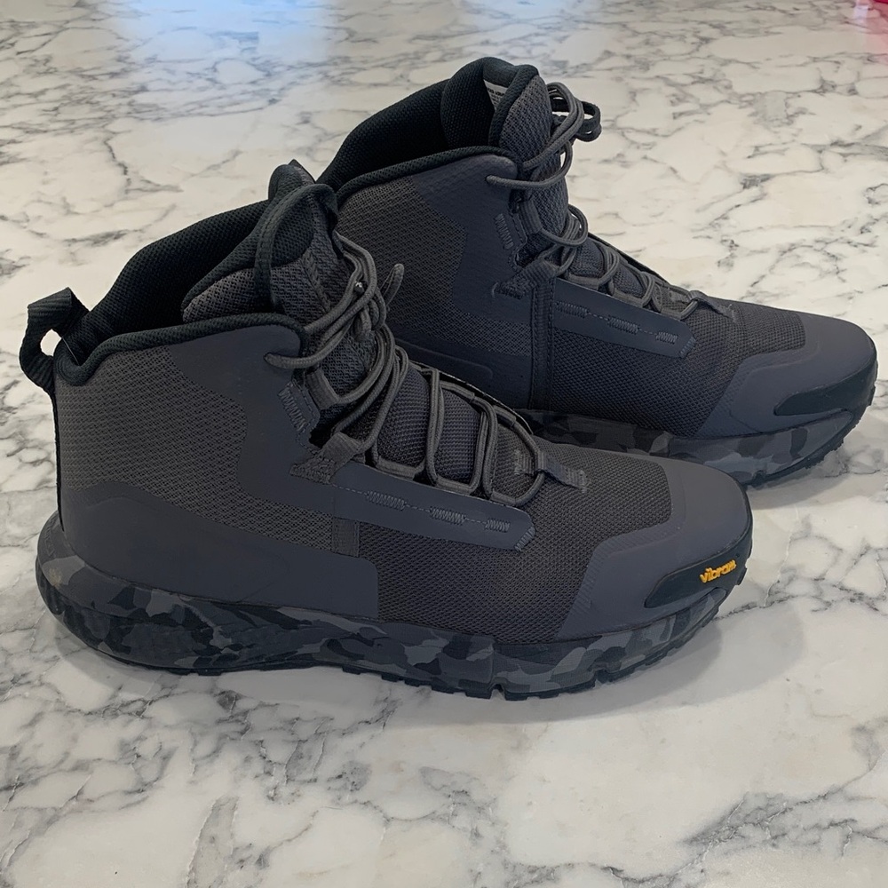 Under Armour men’s tennis shoe/light hiking boot 7.5 D